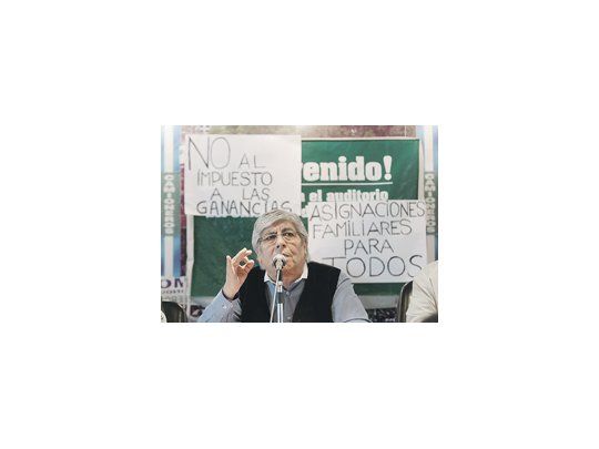 Hugo Moyano presentó en la CGT el acuerdo de Camioneros y se puso al frente de los reclamos por la suba del mínimo de Ganancias y la mejora de asignaciones familiares.