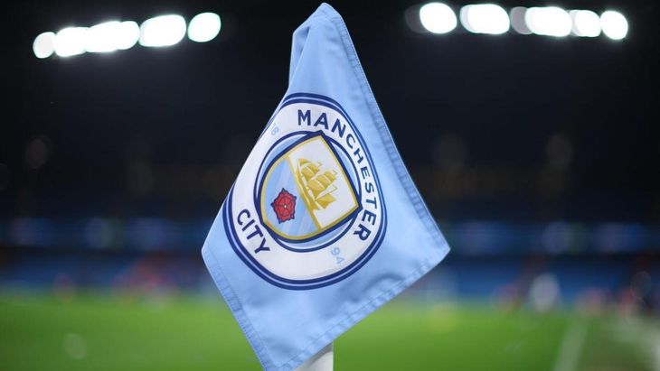 Debido a los severos cargos por irregularidades financieras que afronta, Manchester City podría recibir una ejemplar sanción que le haría hasta perder la categoría. Debido a los severos cargos por irregularidades financieras que afronta, Manchester City podría recibir una ejemplar sanción que le haría hasta perder la categoría.