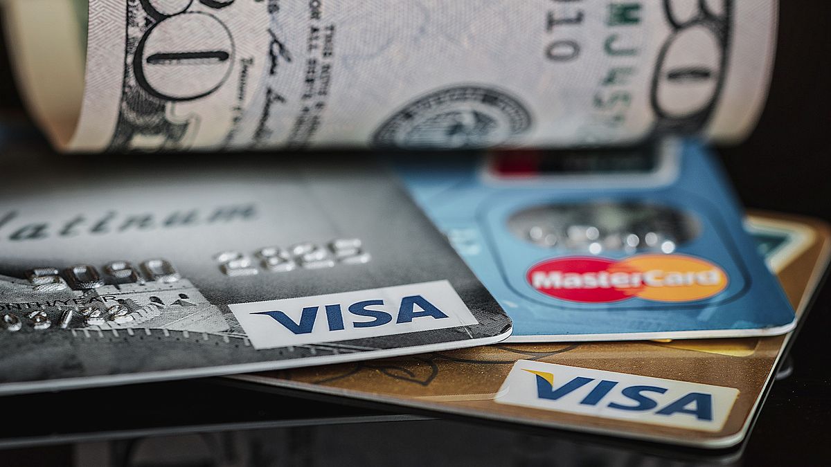 Con el dólar Qatar, cae 20% el uso de tarjetas de crédito para compras en moneda extranjera
