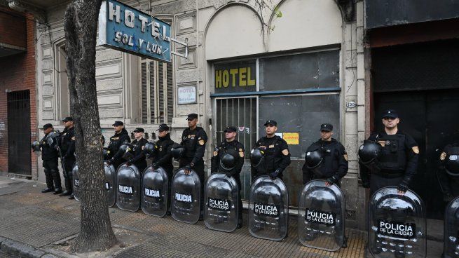 El ex hotel Sol y Luna de Constitución, fue clausurado luego de un mega operativo policial.