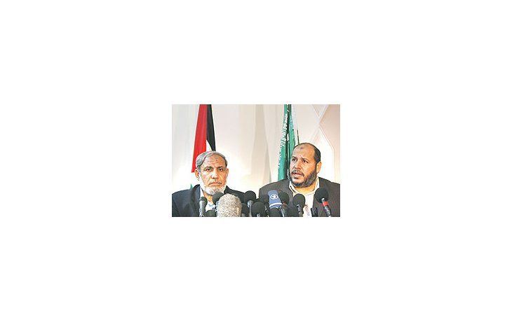 Mahmud al-Zahar y Khalil al-Haya, líderes de Hamas, anunciaron ayer una tregua por seismeses con Israel. Se registran avances prometedores en el conflicto palestino-israelí, asícomo en las negociaciones entre el Estado judío y Siria y en la compleja crisis libanesa.