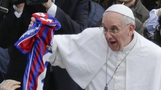 El papa Francisco en la Plaza San Pedro con la camiseta de San Lorenzo, el club de sus amores.