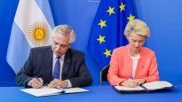 El presidente Alberto Fernández junto a la presidenta de la Comisión Europea, Ursula Von der Leyen﻿.