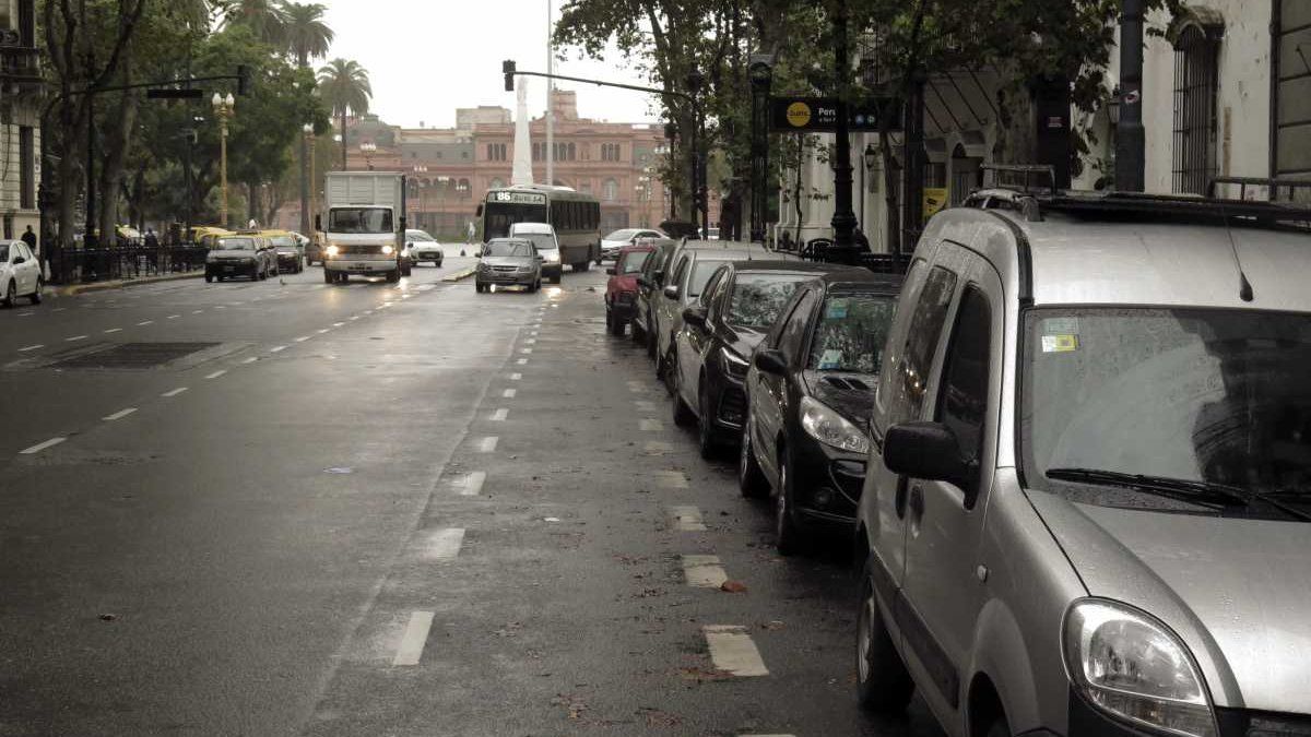 Ciudad propone prohibir estacionar en avenidas y que motos lo hagan de culata