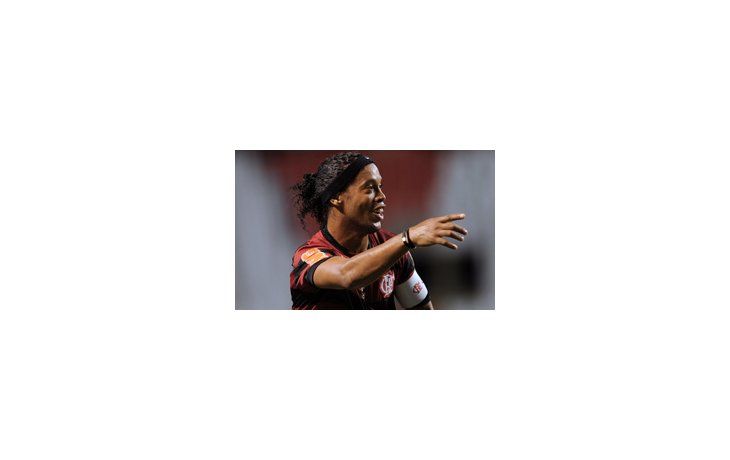 Ronaldinho tiró el centro en el primero y convirtió el segundo.