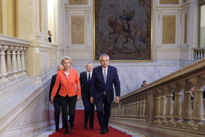 El presidente Alberto Fern&aacute;ndez con la titular de la Comisi&oacute;n Europea, &Uacute;rsula von der Leyen.&nbsp;&nbsp;