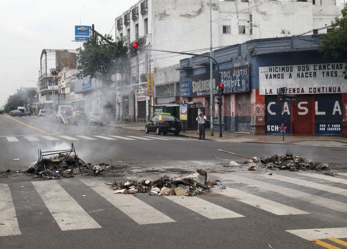 Otra jornada de caos por piquetes vecinales en reclamo de luz (foto 1)