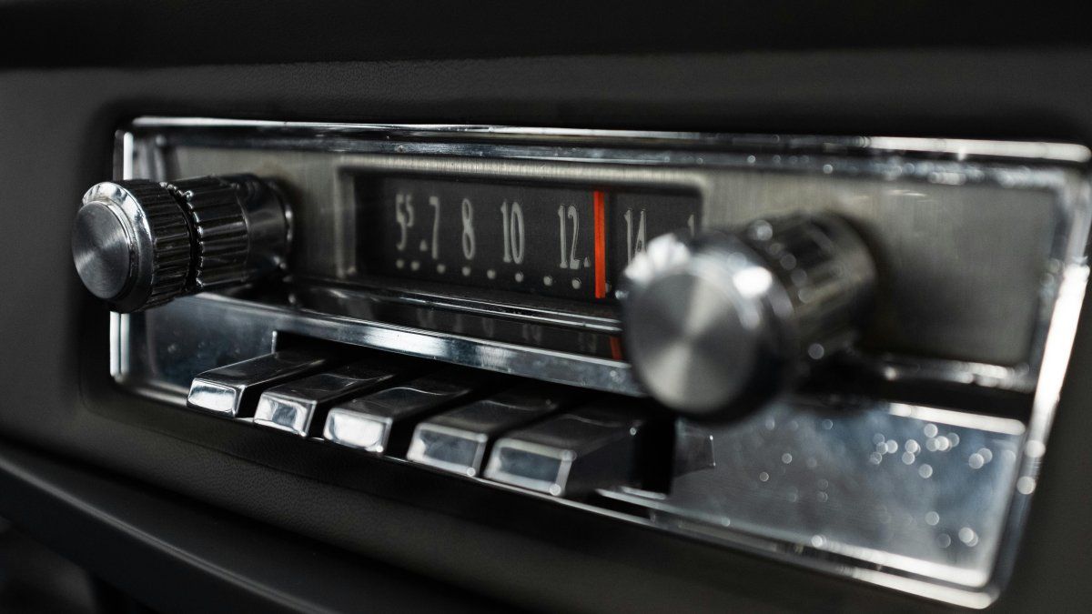 The hidden truth when lowering the volume of music to park the car, according to psychology