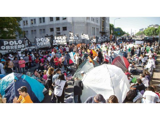 El acampe de la izquierda pidiendo refuerzo en los subsidios a las cooperativas de trabajadores y un bono de fin de año paralizó ayer la avenida 9 de Julio a la altura de Belgrano.