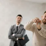 La entrega de llaves marca el final del proceso de compra de una vivienda a estrenar, una instancia clave en la que conviene verificar que la unidad cumpla con lo acordado en contrato y en la memoria descriptiva antes de la toma de posesión La entrega de llaves marca el final del proceso de compra de una vivienda a estrenar, una instancia clave en la que conviene verificar que la unidad cumpla con lo acordado en contrato y en la memoria descriptiva antes de la toma de posesión