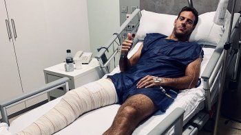 Del Potro, minutos después de las cirugía en Barcelona. No hay plazos estimados y volverá al país en unos días.