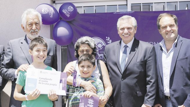 viviendas. Alberto Fernández junto al gobernador de San Luis, Alberto Rodríguez Saá en la entrega de viviendas.