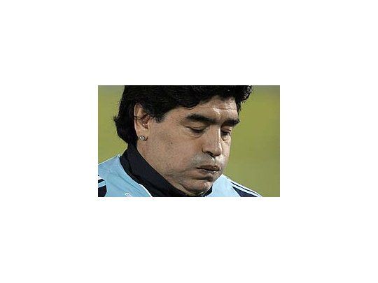 No puede descansar. Donde va Maradona encuentra problemas.