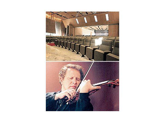 Interior de lasinagoga BeitHaKnesset,en cuyoescenariodesmontableactuarán losartistas. Abajo, elviolinistaSchlomoMintz, quedebutará el 3de mayo.