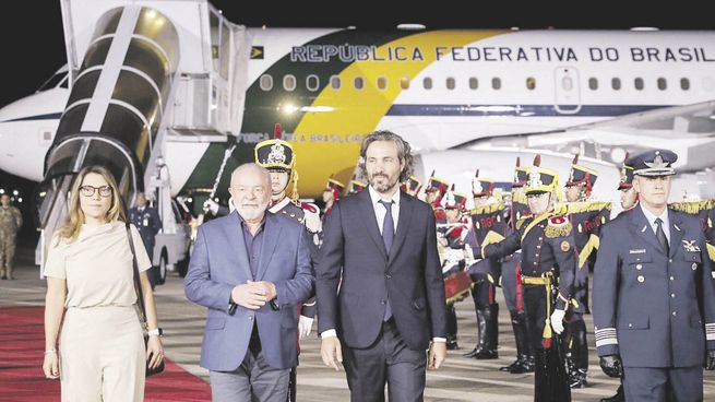 debut. Luiz Inácio Lula da Silva y su esposa Janja fueron los primeros en llegar al país. Los recibió Santiago Cafiero. Desde hoy comenzará a completarse el elenco de mandatarios que participará de la CELAC.