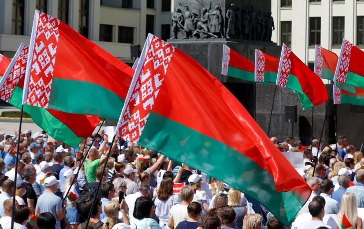 Miles de partidarios de Lukashenko se reunieron en la Plaza de Independencia en Minsk.