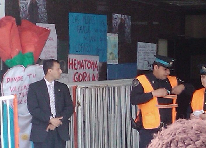 Vigilia militante en la puerta de la Fundación Favaloro (foto 1)