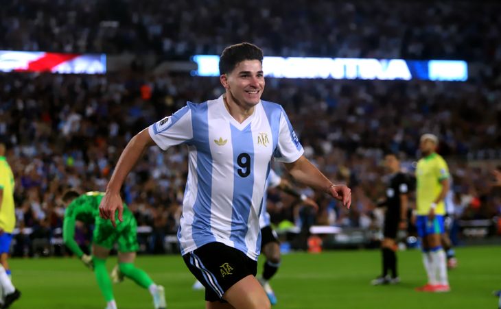 Julián Álvarez celebra el primer gol contra Brasil, en la goleada 4 a 1 por las Eliminatorias al Mundial 2026. Julián Álvarez celebra el primer gol contra Brasil, en la goleada 4 a 1 por las Eliminatorias al Mundial 2026.