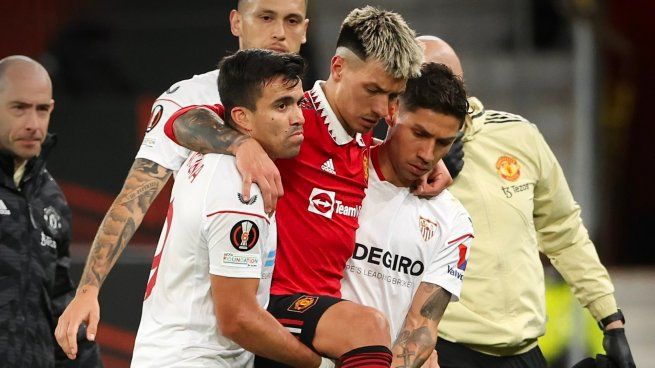 Martínez se retiró del campo ayudado por Acuña y Montiel.