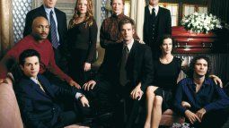 What Six Feet Under is about, the Netflix series that follows the life of a family that owns a funeral home What Six Feet Under is about, the Netflix series that follows the life of a family that owns a funeral home
