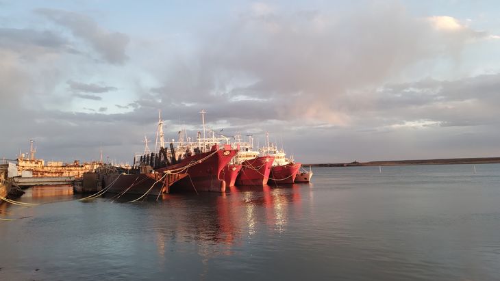 Barcos atracados en Puerto Deseado, sobre la ría. Barcos atracados en Puerto Deseado, sobre la ría.