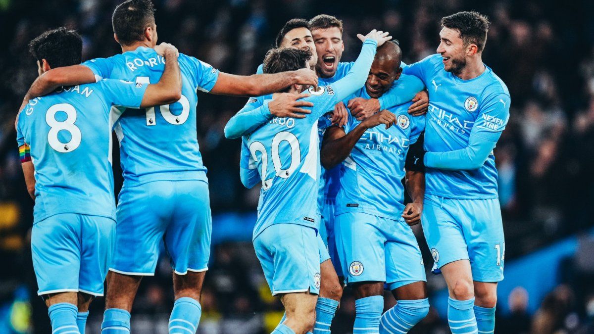Manchester City defeats West Ham and puts pressure on Chelsea