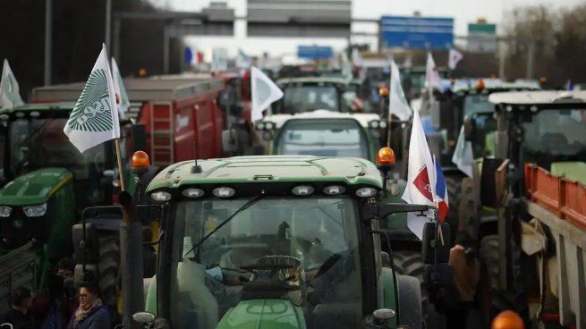 Los agricultores en Francia se niegan a dar marcha atrás hasta que el gobierno cancele los nuevos impuestos masivos