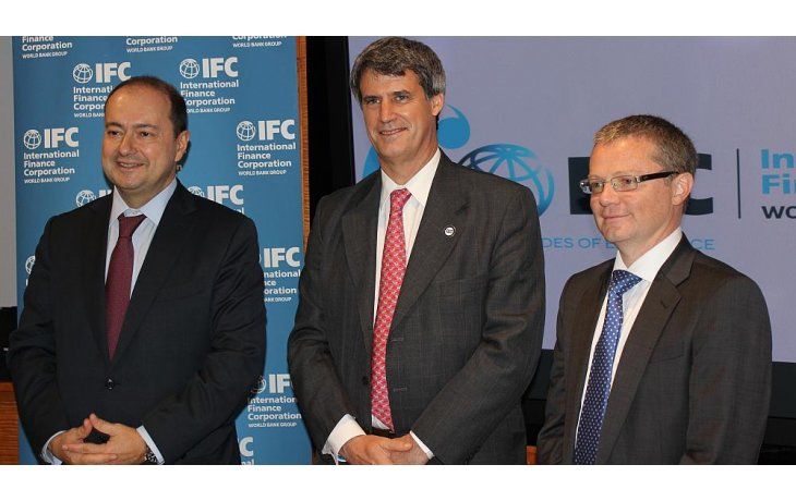 De izquierda a derecha: Dimitris Tsitsiragos, de VP de IFC;  Alfonso Prat Gay, Ministro de Hacienda y Finanzas Públicas de la Argentina; e Ignacio Morán CFO de Grupo Telecom durante la firma del acuerdo de financiación por U$S 400 millones para ampliar la red 4G de Personal.