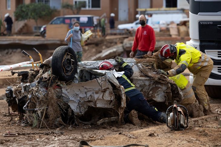 Cleaning and removal of debris. Photo: EFE/ Biel Aliño