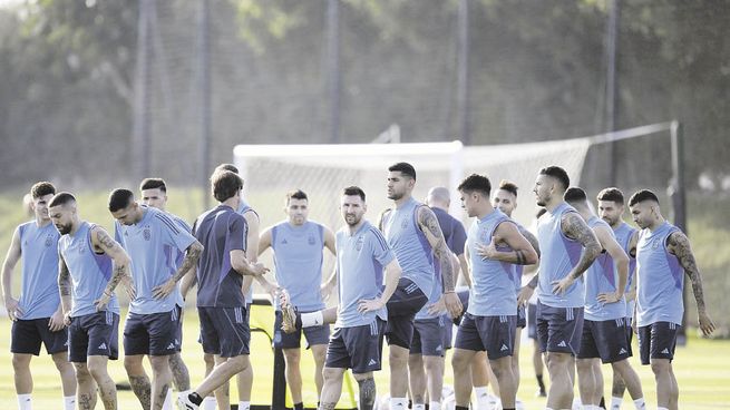 Liviano. Fue el último entrenamiento que realizó ayer el plantel del seleccionado argentino previo al debut de hoy ante Arabia Saudita. Guido Rodríguez no pudo trabajar por un leve estado gripal.
