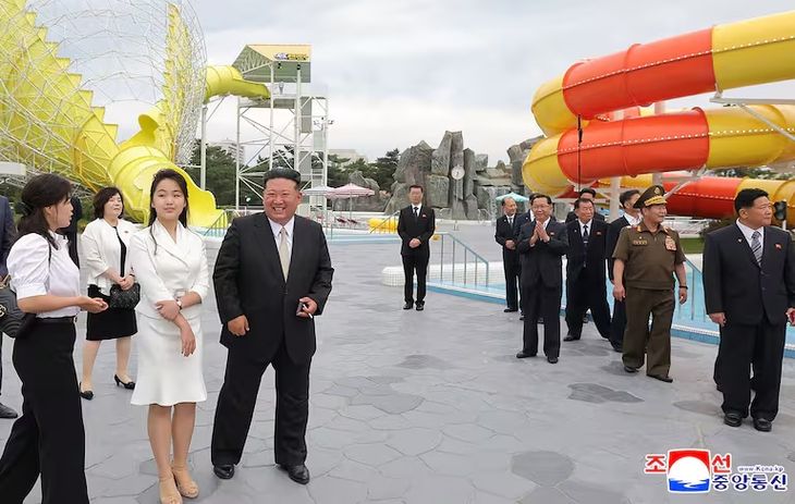 El líder norcoreano Kim Jong Un junto a su hija Kim Ju Ae visitando la zona turística costera de Wonsan Kalma.