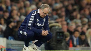 Sentido. Marcelo Bielsa le dedicó unas palabras a Maxi Rodríguez que tuvo su partido despedida en Newells.