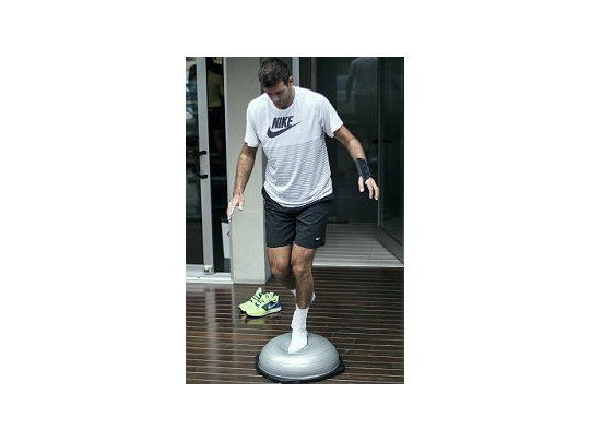 Del Potro y una de las imágenes difundidas en sus redes sociales en las que se lo ve realizando la rehabilitación kinesiológica.