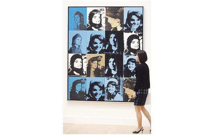 «Sixteen Jackies» de Andy Warhol fue la obra mejor paga en una subasta de arte contemporáneo en Sotheby’s de Nueva York.