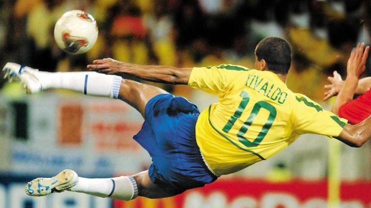Era zurdo, pero Rivaldo paralizaba a todos los seguidores del fútbol por su control y pegada con ambas piernas.