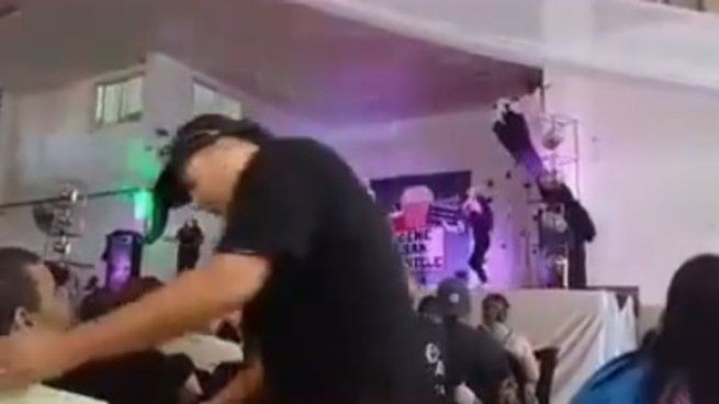 El momento del caos en el acto celebrado en un jardín de infantes en José León Suárez