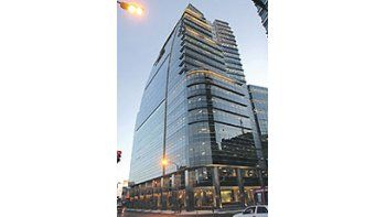 ámbito.com | El edificiode la calleBouchard557 sevende, peroseguiráocupado porTechint y eldiario «LaNación».