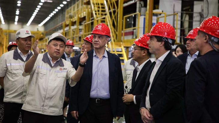 El jefe de Gobierno porteño, Jorge Macri, durante una recorrida por las instalaciones de la empresa CRRC Shanghái. El jefe de Gobierno porteño, Jorge Macri, durante una recorrida por las instalaciones de la empresa CRRC Shanghái.
