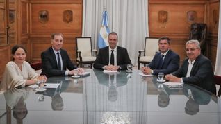 Manuel Adorni y Diego Santilli encabezaron encuentros con gobernadores en Casa Rosada. Los acompañó María Ibarzabal, secretaria de Legal y Técnica. Manuel Adorni y Diego Santilli encabezaron encuentros con gobernadores en Casa Rosada. Los acompañó María Ibarzabal, secretaria de Legal y Técnica.