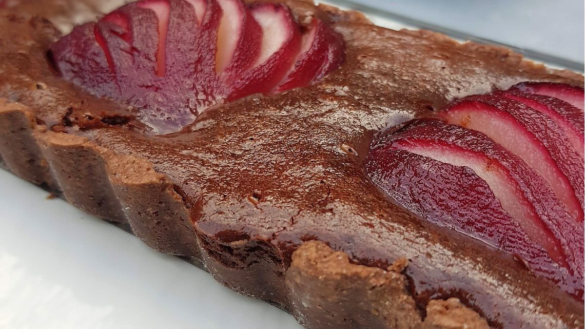 How to prepare a chocolate cake with malbec pears