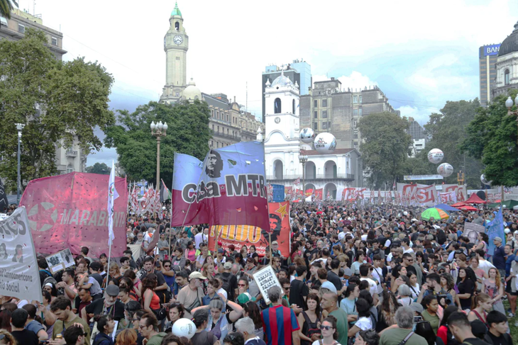 Miles de personas se congregan en el epicentro porteño para repudiar el golpe de Estado de 1976 y reclamar por memoria, verdad y justicia.&nbsp;