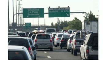 Hay largas filas de vehículos en los peajes de la ruta 2.
