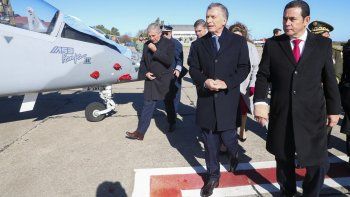 Los presidentes Mauricio Macri y Jimmy Morales, en el Aeropuerto de El Palomar, en el acto formal de venta a Guatemala de los dos aviones Pampa III, el pasado 3 de julio.