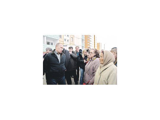 El primer ministro de Rusia y candidato presidencial, Vladimir Putin, dialoga con habitantes de un edificio que explotó ayer en Astraján, 1.280 kilómetros al sur de Moscú. El colapso se debió a una falla de gas: 8 muertos.