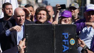 El escrito hace hincapié en la posible organización del ataque, señalando que habría sido ejecutado por un grupo de personas actuando de forma deliberada y conjunta.