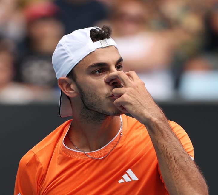 El tenista argentino no logró encontrar regularidad en su juego. Con un servicio irregular y escasa efectividad con su derecha, le resultó difícil sostener el ritmo ante un rival sólido, preciso y dominante desde el inicio. El tenista argentino no logró encontrar regularidad en su juego. Con un servicio irregular y escasa efectividad con su derecha, le resultó difícil sostener el ritmo ante un rival sólido, preciso y dominante desde el inicio.