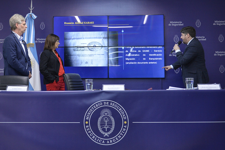 El director nacional de Inteligencia Criminal del Ministerio de Seguridad, Carlos Ferrer Picado, explicando el hallazgo. A la izquierda de la foto, observan la ministra de Seguridad, Patricia Bullrich y el titular de la SIDE, Sergio Neiffert. El director nacional de Inteligencia Criminal del Ministerio de Seguridad, Carlos Ferrer Picado, explicando el hallazgo. A la izquierda de la foto, observan la ministra de Seguridad, Patricia Bullrich y el titular de la SIDE, Sergio Neiffert. 