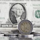 El dólar global sigue avanzando mientras el euro tocó su nivel más bajo en 17 meses.