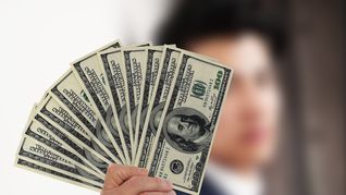 las cinco razones por las que bajo el dolar