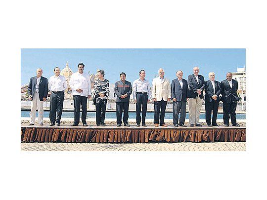 Desde Cartagena, Colombia, donde posó con sus colegas para la foto de la Unión de Naciones Sudamericanas, el cancillerJorge Taiana siguió el caso de los autos diplomáticos.